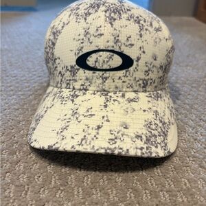 Oakley Speckled White and Gray Cap
